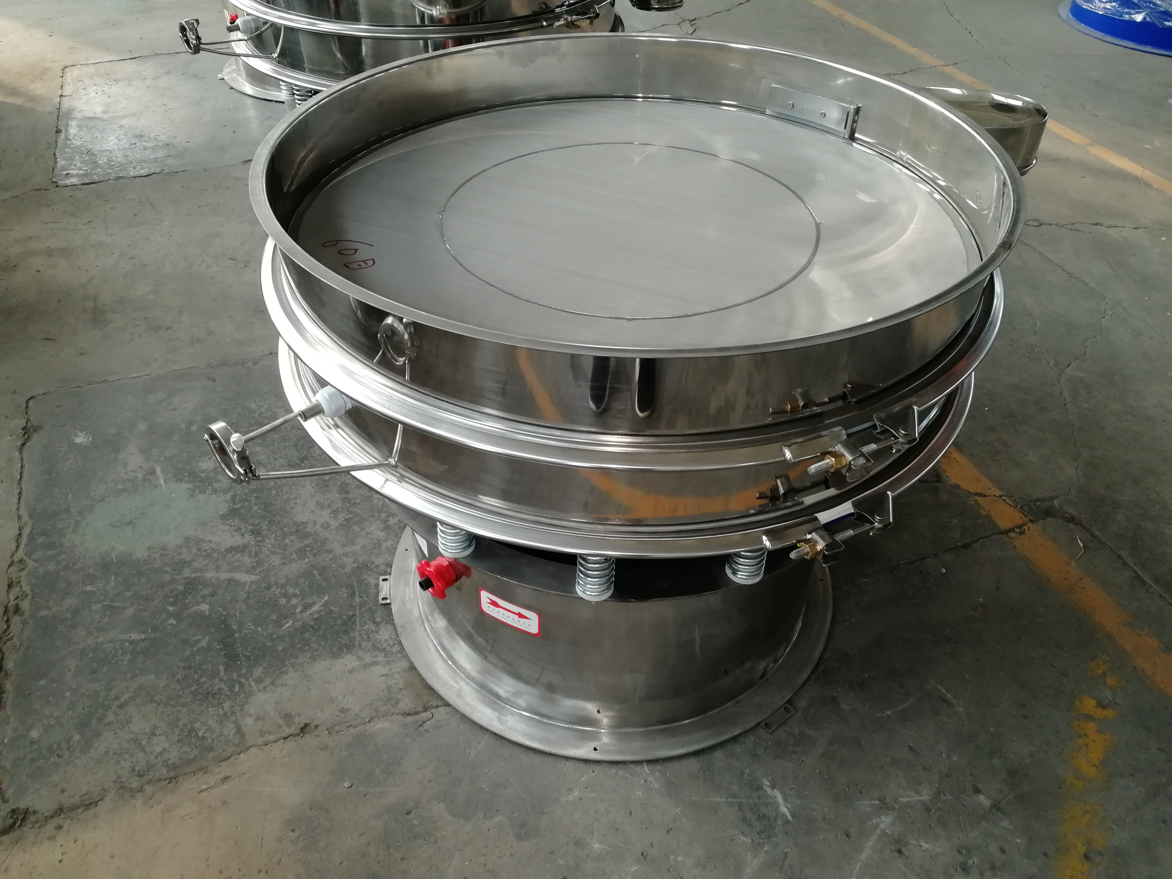 單層圓振動篩的工作原理有哪些特點？